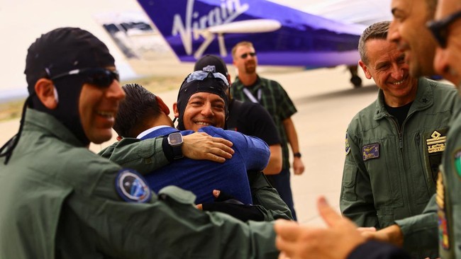 FOTO: Tur Perdana ke Luar Angkasa dari Virgin Galactic