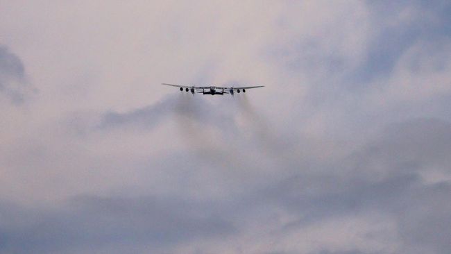 Perusahaan Virgin Galactic milik Richard Branson akhirnya menetapi janjinya setelah puluhan tahun, untuk membawa wisatawan melayang-layang di tepi kosmos.