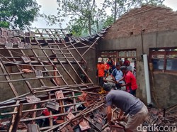 Rumah Ambruk Diguncang Gempa Bantul, Warga Trenggalek Evakuasi Harta Benda