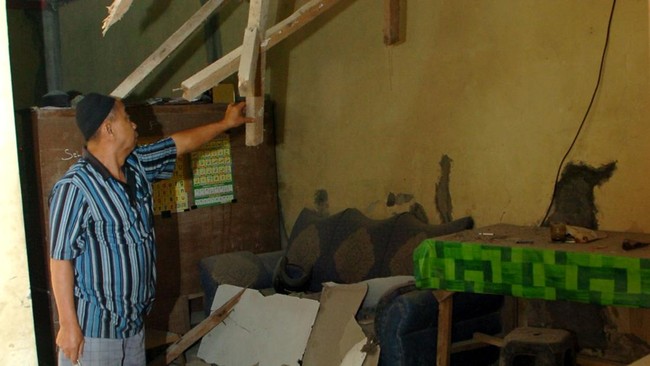 Sejumlah rumah warga hingga musala di Gresik rusak imbas gempa bumi berkekuatan magnitudo 6,5 di Tuban, Jumat (22/3).