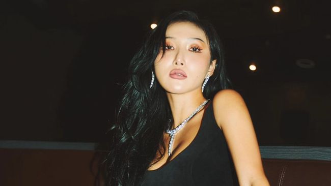 Hwasa MAMAMOO resmi gabung P Nation usai hengkang dari RBW dengan teken kontrak di atas panggung sebelum tampil pada Jumat (30/6). 