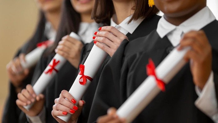 Perempuan berusia 12 tahun lulus kuliah dengan IPK 4,0