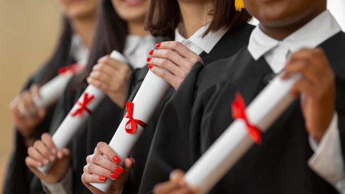 Perempuan berusia 12 tahun lulus kuliah dengan IPK 4,0