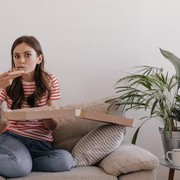 Waspada, 6 Kebiasaan Saat Makan Ini Rupanya Bisa Datangkan Masalah Kesehatan!