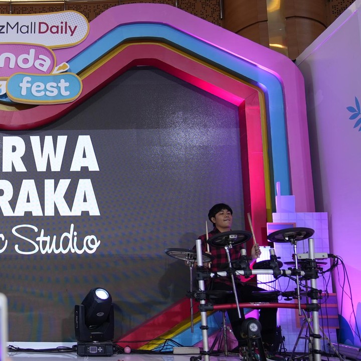 <p>LazMall Daily Bundafest 2023 hari kedua tak kalah seru dari hari pertama. Di hari kedua ini, para Ayah dan Bunda yang hadir bisa menyaksikan langsung penampilan dari Purwa Caraka Music Studio. (Foto: Tim HaiBunda)</p>