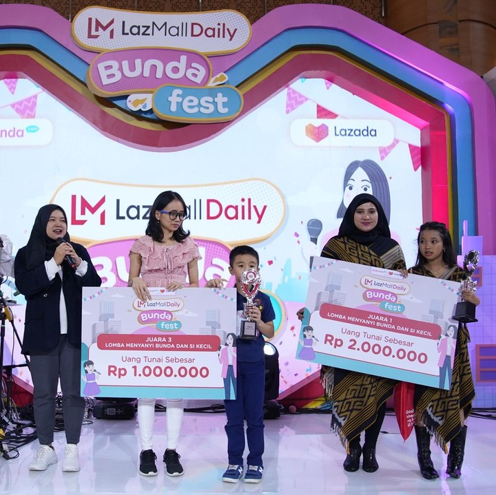 <p>Pemenang Lomba Menyanyi bersama Bunda dan Si Kecil langsung diumumkan. Juara lomba adalah Nazla dan Bunda Inge. Sedangkan, pemenang kedua didapatkan oleh Atiya dan pemenang ketiga adalah Matthew dan Bunda Shella. (Foto: Tim HaiBunda)</p>