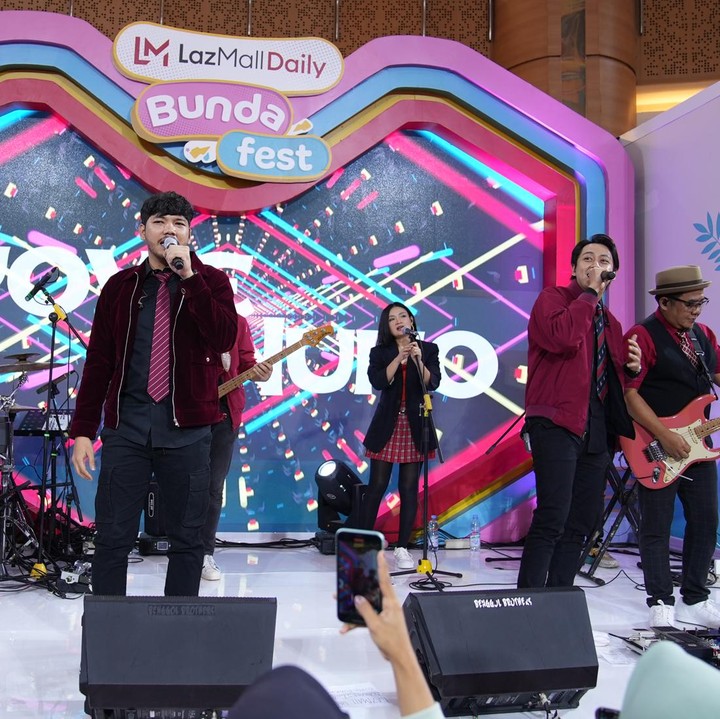 <p>Acara hari ini ditutup dengan penampilan dari grup band Yovie & Nuno. Grup band yang digawangi Yovie Widianto ini berhasil bikin heboh panggung LazMall Daily Bundafest 2023. (Foto: Tim HaiBunda)</p>
