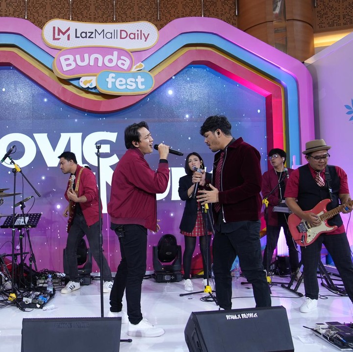 <p>Yovie & Nuno membawakan beberapa lagu andalan mereka seperti <em>Menjaga Hati</em>, <em>Janji Suci</em>, <em>Bunga Jiwaku</em>, <em>Dia Milikku</em>, dan <em>Tak Setampan Romeo</em>. (Foto: Tim HaiBunda)</p>