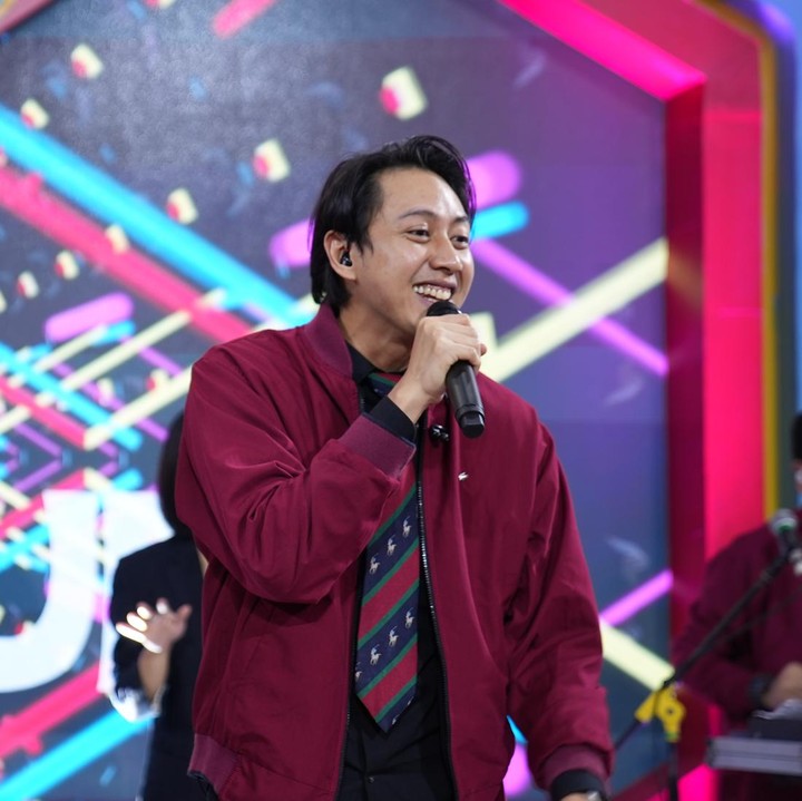 <p>Dua vokalis Yovie & Nuno, Adhyra Yudhi dan Chico Andrea, mengajak para penonton yang hadir untuk bernyanyi bersama. Penampilan band penutup yang ditunggu ini bak konser dadakan di LazMall Daily Bundafest 2023. (Foto: Tim HaiBunda)</p>