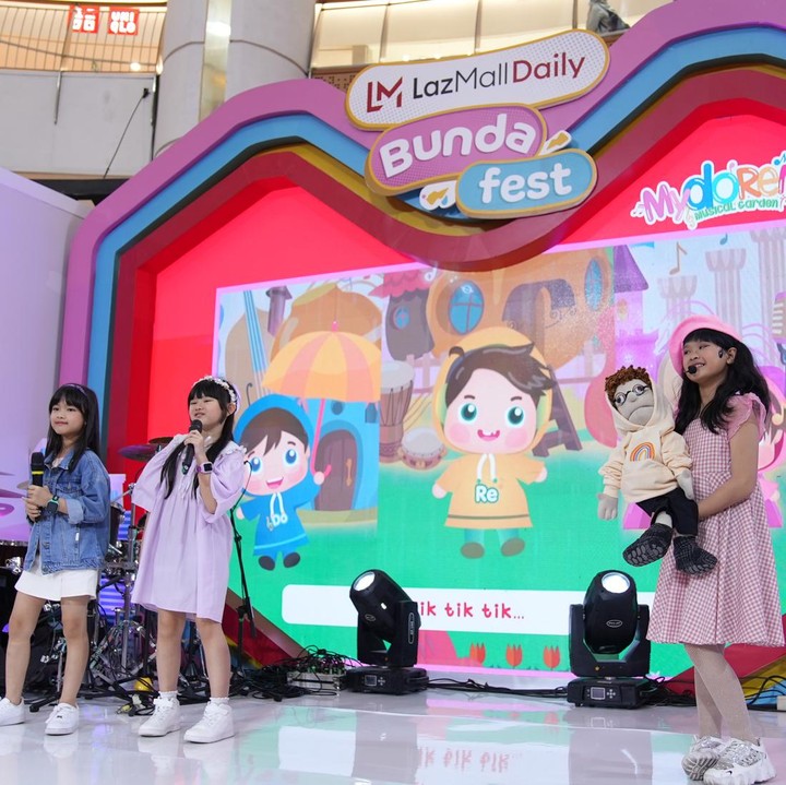 <p>My Doremi juga mengajak anak-anak untuk membuat alat musik marakas dan bernyanyi bersama lagu <em>Di Sini Senang Di Sana Senang</em>. Para Ayah dan Bunda yang hadir juga ikut bernyanyi. Seru banget! (Foto: Tim HaiBunda)</p>