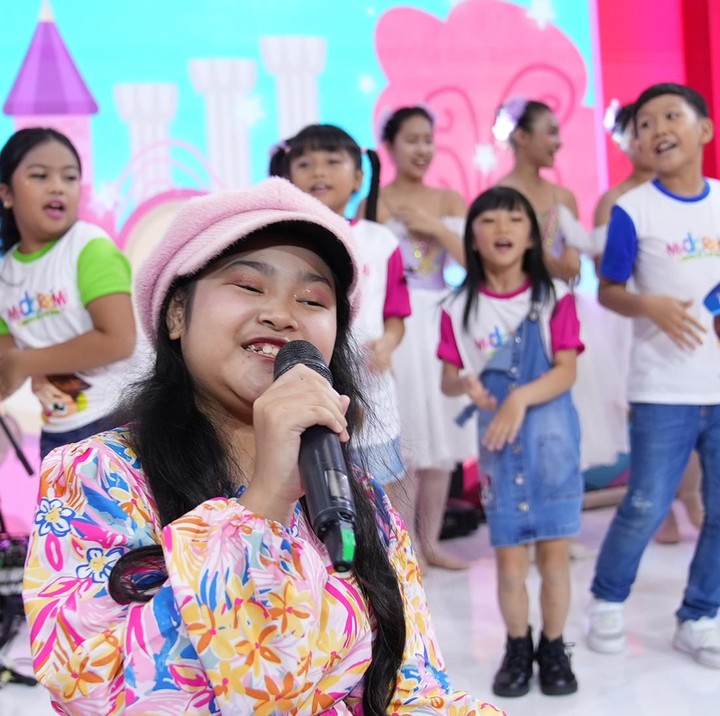 <p>Penyanyi cilik Sandrica turut memeriahkan acara dengan menyanyikan lagu berjudul <em>Mengejar Mimpi</em>. Melalui lagu ini, Sandrica ingin memotivasi anak-anak yang hadir untuk tak menyerah dalam mengejar mimpi. "Dengan usaha dan kerja keras yang maksimal, kita pasti terbang tinggi dan mampu mengejar impian," kata Sandrica. (Foto: Tim HaiBunda)</p>