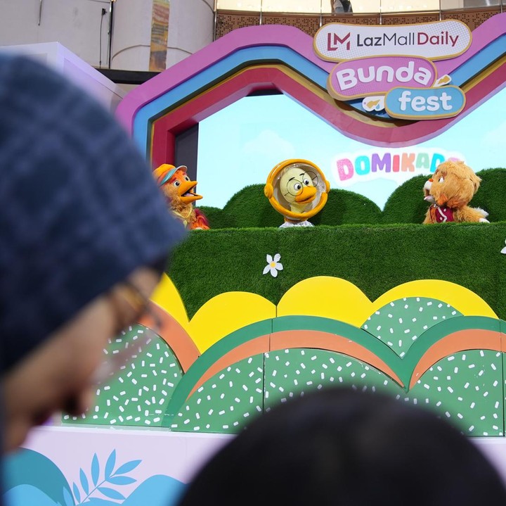 <p>Makin sore makin seru! LazMall Daily Bundafest 2023 kali ini kedatangan <em>puppet show</em> dari DOMIKADO. Cerita menarik dari para <em>puppets</em> ini berhasil menarik perhatian anak-anak yang datang. (Foto: Tim HaiBunda)</p>