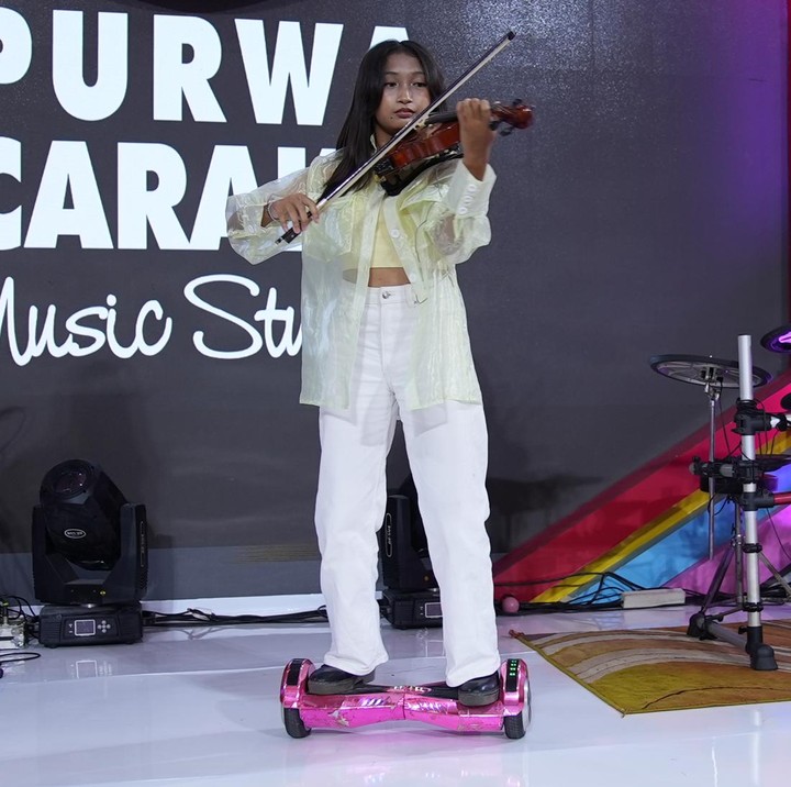 <p>Selain bernyanyi, penampil lainnya dari Purwa Caraka Music Studio menunjukkan bakatnya bermain alat musik biola. Hebatnya, ia bisa bermain biola sambil naik <em>hover board</em> di atas panggung. Keren banget! (Foto: Tim HaiBunda)</p>