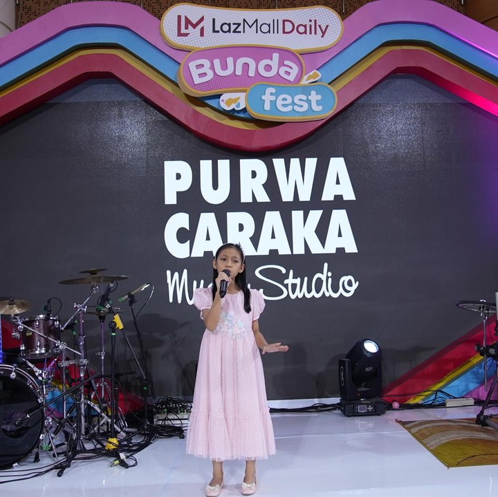 <p>Penyanyi cilik dari Purwa Caraka Music Studio berhasil menyihir penonton yang datang dengan suara merdunya. Bakat bernyanyi ini bahkan sampai bikin anak-anak yang hadir ikut bersenandung bersama. (Foto: Tim HaiBunda)</p>