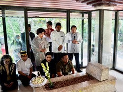 Hendropriyono-Andika Perkasa Ziarah ke Makam Bung Hatta di TPU Tanah Kusir