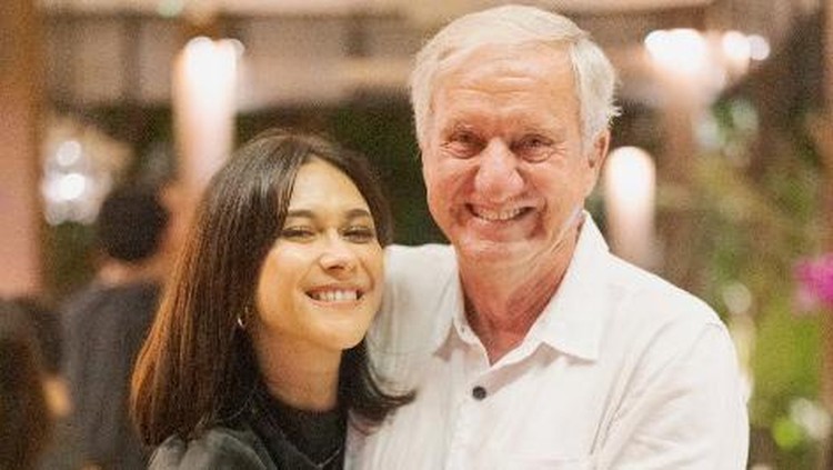 Nana Mirdad Akur dengan Mertua