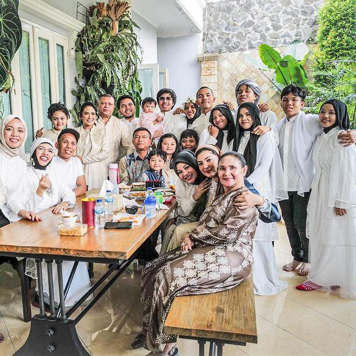 <p>Banyak netizen yang salut dengan sikap Anang Hermansyah dan Krisdayanti, Bunda. Mereka pun mendoakan agar seluruh keluarga besar diberikan kesehatan. (Foto: Instagram: @ashanty_ash)</p>