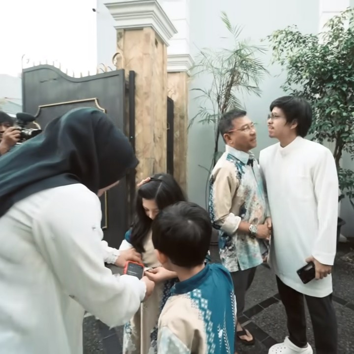 <p>Ketika tiba di rumah Krisdayanti, Aurel Hermansyah sudah menanti sang Ayah, nih. Mereka pun disambut oleh Krisdayanti dengan hangat. (Foto: YouTube AH)</p>