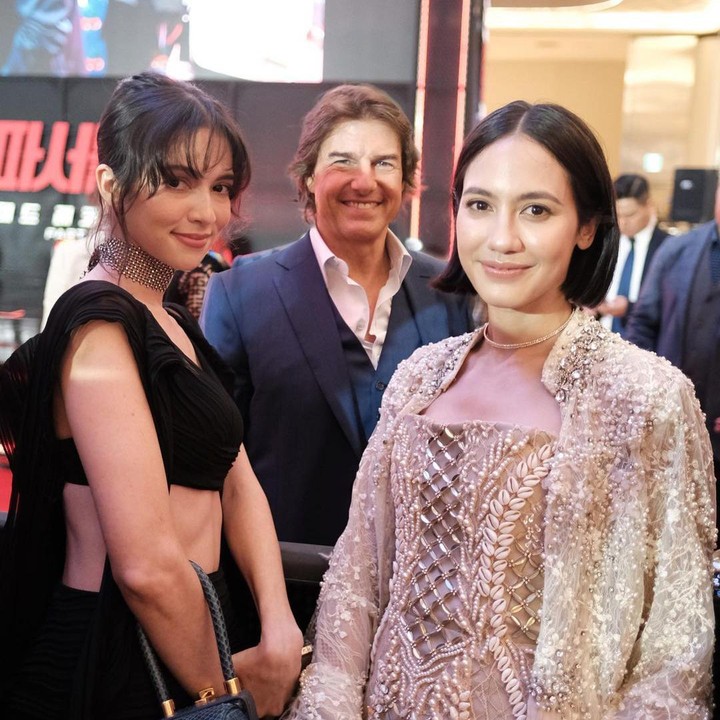 <p>Salah satu aktor papan atas yang ditemui Pevita adalah Tom Cruise. Keduanya terlihat menawan ketika sama-sama tersenyum di depan kamera. (Foto: Instagram: @pevpeace)</p>
