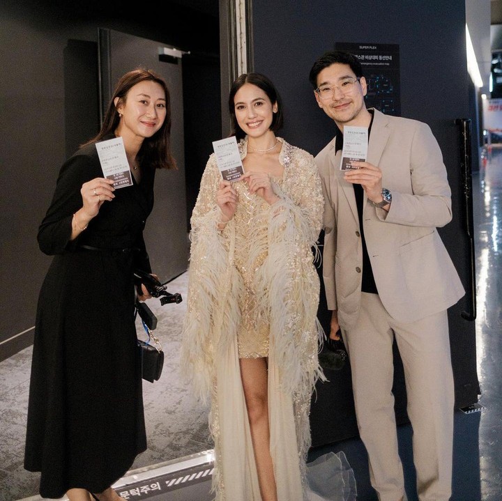 <p>Pevita juga bertemu dengan Kimbab Family, yakni Mama Gina dan Appa Jay, Bunda. Ketiganya terlihat berpose sambil menggenggam secarik kertas. (Foto: Instagram: @pevpeace)</p>