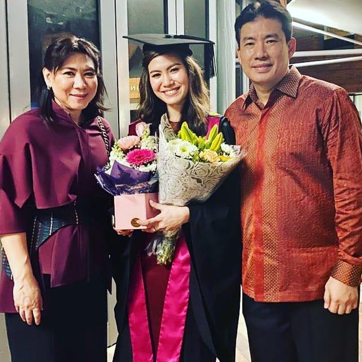 <p>Meskipun kedua orang tuanya adalah mantan atlet ternama, ketiga anak Susy Susanti tidak mengikuti jejak orang tuanya nih, Bunda. Mereka lebih fokus pada prestasi dalam bidang akademik. (Foto: Instagram: @susysusantiofficial)</p>