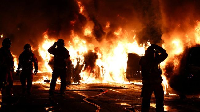 Gelombang protes berdatangan hingga menimbulkan kerusuhan dan penjarahan di Paris dan kota-kota besar di Prancis lainnya.