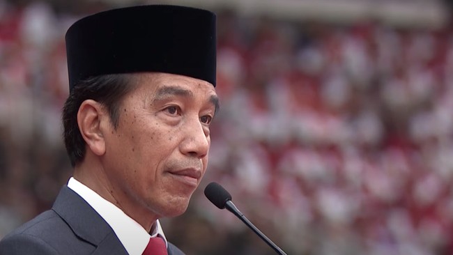 Presiden Jokowi dan Menhan Prabowo hadir di upacara Hari Bhayangkara di Monas, Senin sore.