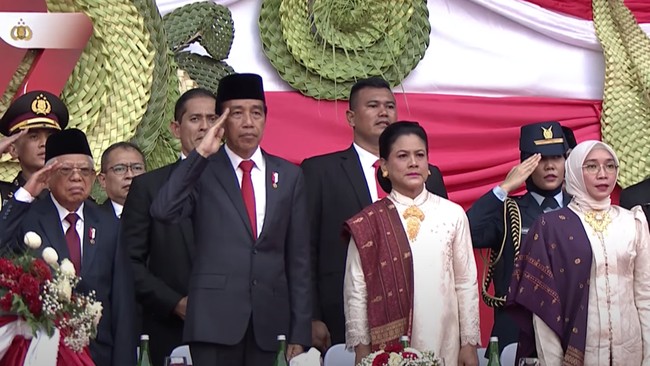Kritik tersebut disampaikan langsung oleh Jokowi saat menjadi Inspektur Upacara Hari Bhayangkara ke-77 di Stadion Gelora Bung Karno, pada Sabtu (1/7).