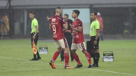 Sempat Disetop Efek Hujan Deras, Dewa United vs Bali United Imbang