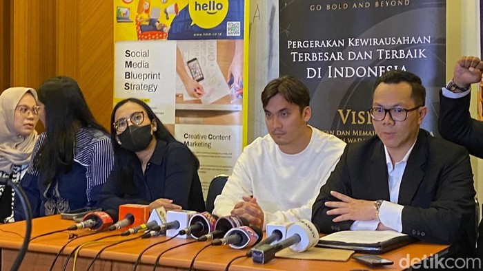 Rendy Kjaernett dan tim kuasa hukumnya menggelar konferensi pers di kawasan Cideng, Jakarta Pusat, terkait isu perselingkuhannya dengan Syahnaz Sadiqah.