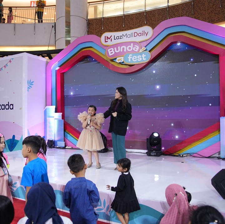 <p>Arsy Hermansyah hadir di atas panggung untuk menyanyikan lagu beberapa lagu. Penampilannya dibuka dengan single solonya yang berjudul Friendship is Roller Coaster, kemudian Mama I Love You. Saat bernyanyi, bocah berusia 8 tahun ini tampil yakin dan percaya diri, lho. (Foto: Aldino Nugraha/HaiBunda)</p>