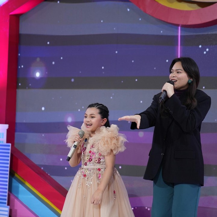 <p>Lagu ketiga yang ia nyanyikan yakni Ojo Dibandinke. Saat akan memulai, ia mengajak para penonton untuk ikut menyanyi dan menari bersama, Bunda. "Untuk lagu selanjutnya, Arsy mau ajak semuanya kalau bisa ikut nari, ya," ujarnya. (Foto: Aldino Nugraha/HaiBunda)</p>