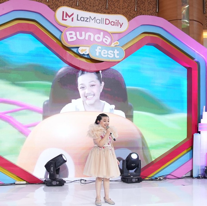 <p>Keseruan LazMall Daily Bunda Fest 2023 kembali berlanjut, Bunda. Di hari ketiga, acara yang berlangsung di Atrium Circle Summarecon Mall Serpong diisi oleh banyak acara, termasuk penampilan dari Arsy Hermansyah. (Foto: Aldino Nugraha/HaiBunda)</p>