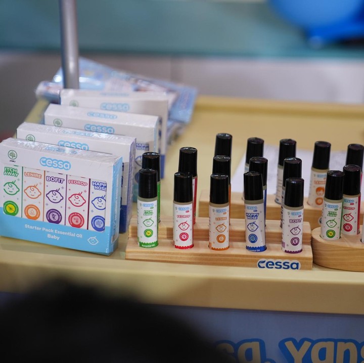 <p>Gelaran Lazmall Daily Bundafest 2023 dimeriahkan sejumlah booth. Salah satunya, Bunda bisa mendatangi booth Cessa yang menawarkan free sample untuk varian happy nose, untuk baby dan kids. Ayuk datang, dan dapatkan essential oil yang sama dengan Cipung Rayyanza. (Foto: Aldino Nugroaha/Haibunda)</p>