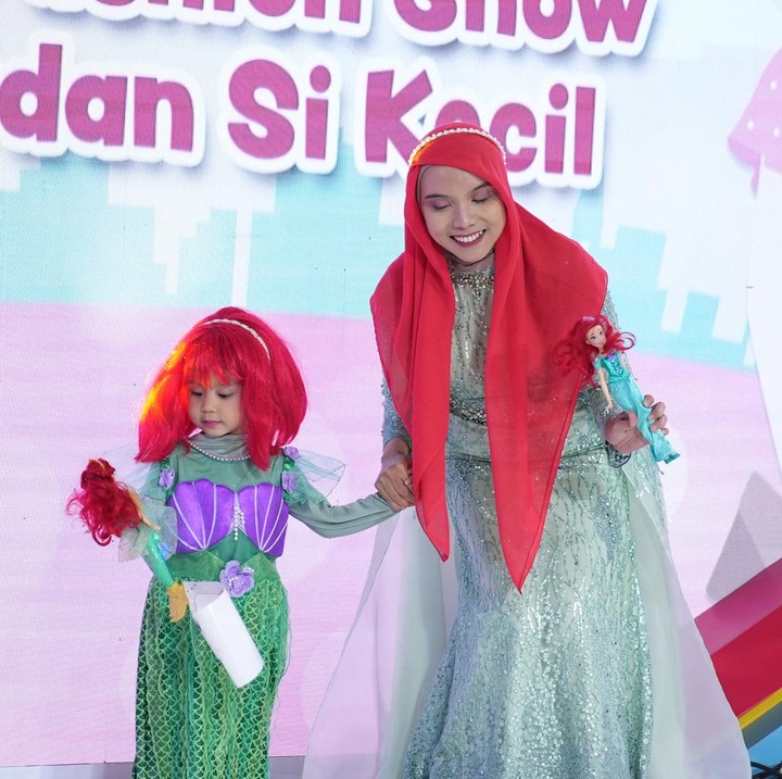 <p>Tak cuma soal penampilan, lomba ini juga menilai kekompakan Bunda dan Si Kecil. Misalnya saja pasangan Bunda dan Anak peserta nomor 3 berikut. Keduanya kompak mengenakan pakaian tema Mermaid, nih. (Foto: Aldino Nugraha/HaiBunda)</p>