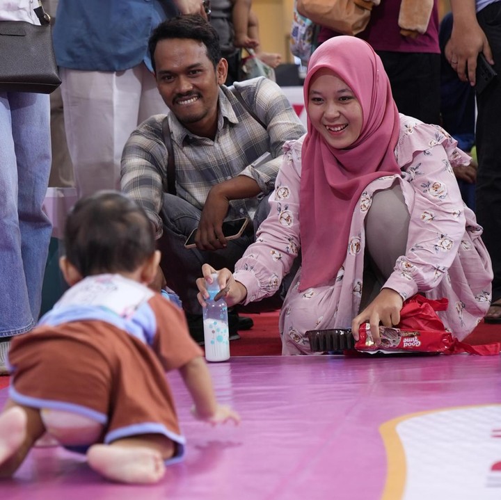 <p>Para orang tua bersemangat menarik perhatian anak-anaknya. Mulai dari meletakkan susu, buah, bahkan ada yang sampai membawa sapu lidi untuk memancing agar anaknya maju ke depan. (Foto: Aldino Nugroaha/Haibunda)</p>
