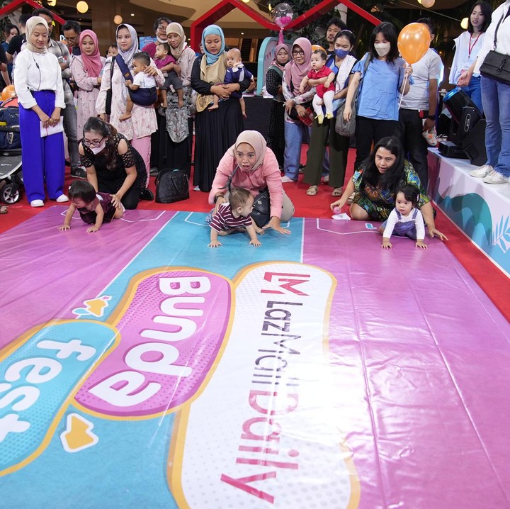 <p>Keseruan LazMall Daily Bundafest 2023 masih berlanjut, Bunda. Di hari ketiga, ada Lomba Bayi Merangkak, nih. Lomba ini disambut para Bunda dan Ayah dengan antusias. Terhitung, Lomba Bayi Merangkak ini diikuti oleh 26 peserta. Syaratnya berusia mulai dari 7-15 bulan dan belum bisa berjalan, Bunda. (Foto: Aldino Nugraha/Bundafest)</p>