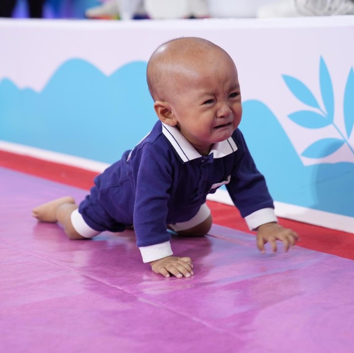 <p>Salah satunya bayi dengan nomor punggung 5, saat dilepas untuk merangkak ke depan, ia justru balik ke belakang dan rebahan. Tak sedikit pula yang menangis, salah fokus pada kolam bola yang ada di sekitar, bahkan ngumpul di tengah-tengah untuk main bersama peserta lain. (Foto: Aldino Nugraha/Bundafest)</p>