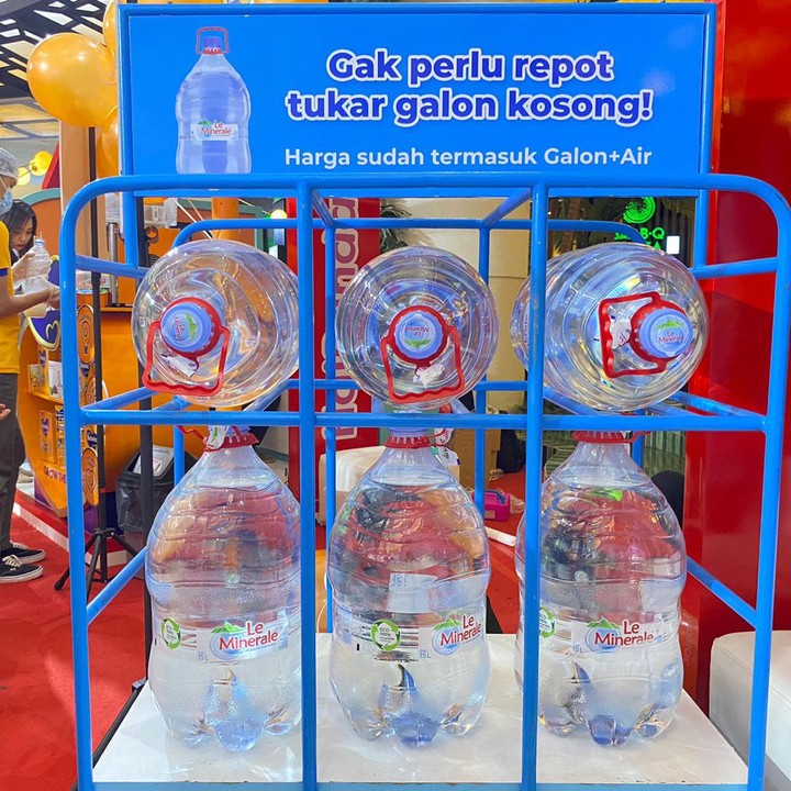 <p>Le Minerale juga punya penawaran spesial untuk Bunda yang belanja di booth Lazmalldaily Bundafest 2023. Salah satunya, ada potongan Rp15 ribu jika membeli 2 galon isi ulangnya. Tapi ada persyaratan lainnya ya, Bunda. Langsung datang ke boot-nya yuk untuk informasi lebih lengkapnya! (Foto: Aldino Nugroaha/Haibunda)</p>