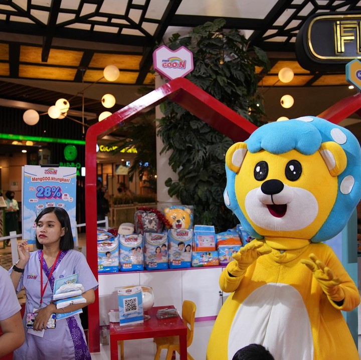 <p>Popok Goon juga memberikan penawaran spesial untuk pembelian produk bundling untuk pembelian popok Premium atau Confort Fit bisa mendapatkan free facial tissue. Sedangkan Bunda yang belanja hingga Rp1,5 juta bisa mendapatkan gendongan bayi nih. Tertarik? Segera kunjungi booth-nya ya. (Foto: Aldino Nugroaha/Haibunda)</p>