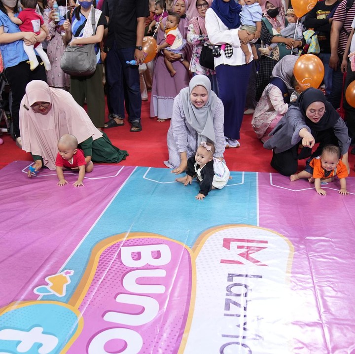 <p>Kompetisi dimulai dari menempatkan bayi di garis start yang sudah ditentukan panitia. Kemudian, Bunda dan Ayah yang menjadi pendamping mengisi posisi di garish finish sambil memberikan semangat pada Si Kecil. (Foto: Aldino Nugroaha/Haibunda)</p>
