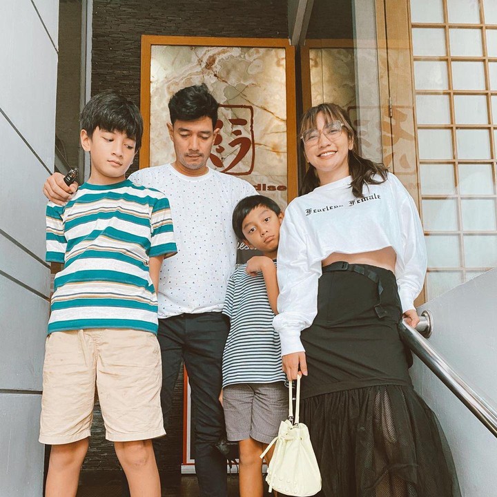 <p>Saat ini, mereka sudah dikaruniai dua anak yaitu Radian Borne Putra dan Regas Borne Putra. Hesti juga menjadi ibu sambung untuk Athaya Alysha, anak Edo Borne dari pernikahan sebelumnya. (Foto: Instagram @hestipurwadinata)</p>