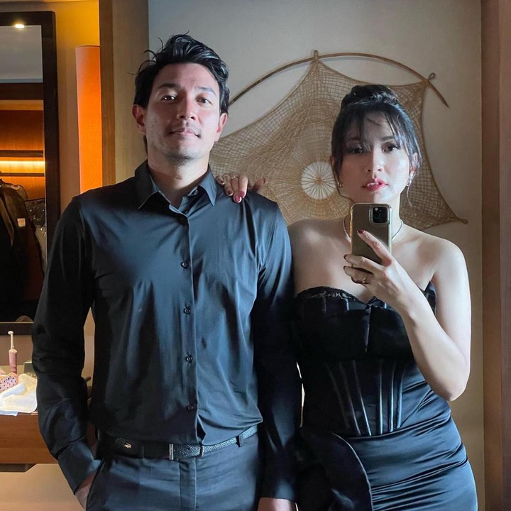 <p>Kala itu, Edo Borne langsung merasakan cinta lagi setelah 7 tahun menduda. Ia langsung mencari cara untuk berkenalan dengan Hesti, Bunda. (Foto: Instagram @hestipurwadinata)</p>