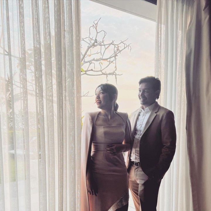 <p>Pasangan ini sudah menikah selama 13 tahun, Bunda. Kisah cinta mereka bermula sewaktu Edo Borne kepincut dengan Hesti yang sedang membawakan acara sepak bola di televisi. (Foto: Instagram @hestipurwadinata)</p>