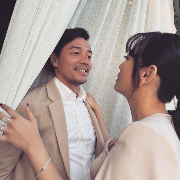 <p>Meski jarang tersorot, kehidupan rumah tangga Hesti dan suaminya selalu terasa harmonis. Keduanya sangat lengket bak pengantin baru. (Foto: Instagram @hestipurwadinata)</p>