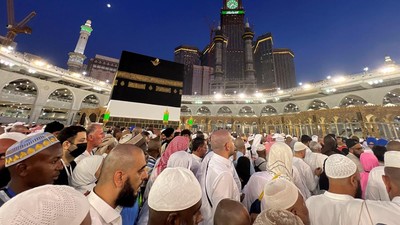 Jemaah haji melaksanakan tawaf wada atau tawaf perpisahan di Ka'bah, Masjidil Haram, Makkah, Arab Saudi. (REUTERS/Mohamed Abd El Ghany)