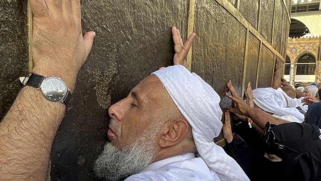Arab Saudi baru-baru ini dikabarkan menahan sejumlah jemaah yang mengenakan syal keffiyeh maupun yang mendoakan rakyat Palestina di Mekkah dan Madinah.