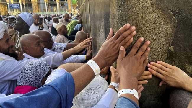 FOTO: Jutaan Jemaah Haji Tunaikan Tawaf Wada Sebelum Tinggalkan Mekah