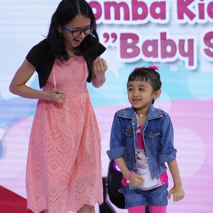 <p>Misalnya saja peserta nomor 4 dan 5. Ketika menari dengan kontestan lain, keduanya harus ditemani ibunda masing-masing. (Foto: Aldino Nugraha/HaiBunda)</p>