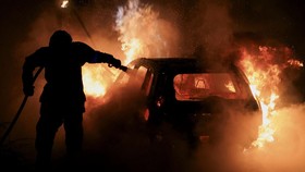 Prancis Rusuh, Pedemo Tabrakkan Mobil ke Rumah Wali Kota di Paris